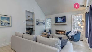 Smart TV, chimenea, videojuegos y oficina 