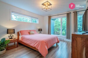 2 bedrooms, iron/ironing board, travel crib, free WiFi