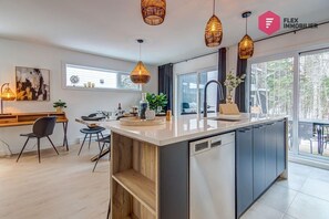 Fridge, microwave, stovetop, dishwasher