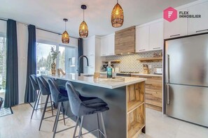 Fridge, microwave, stovetop, dishwasher