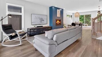 Smart TV, fireplace