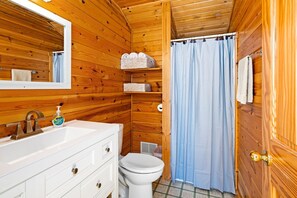 Unclassified image, 3 of 9, button - Charming cabin only feet from Lake Superior (Two Harbors)