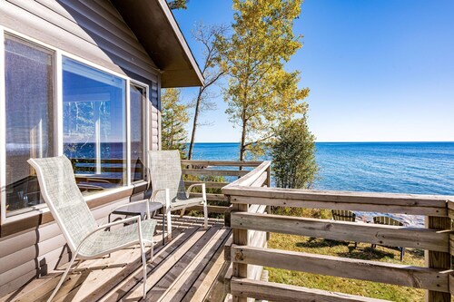 Charming cabin only feet from Lake Superior