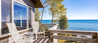 Charming cabin only feet from Lake Superior