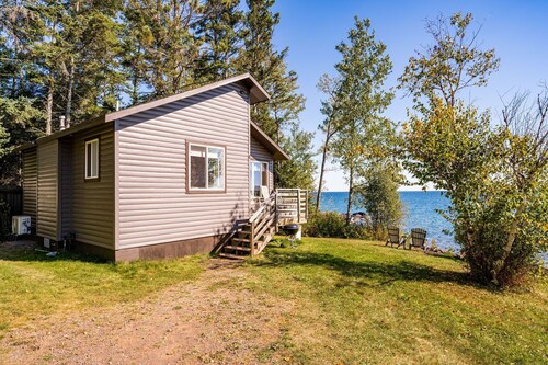 Charming cabin only feet from Lake Superior