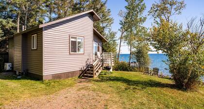 Charming cabin only feet from Lake Superior