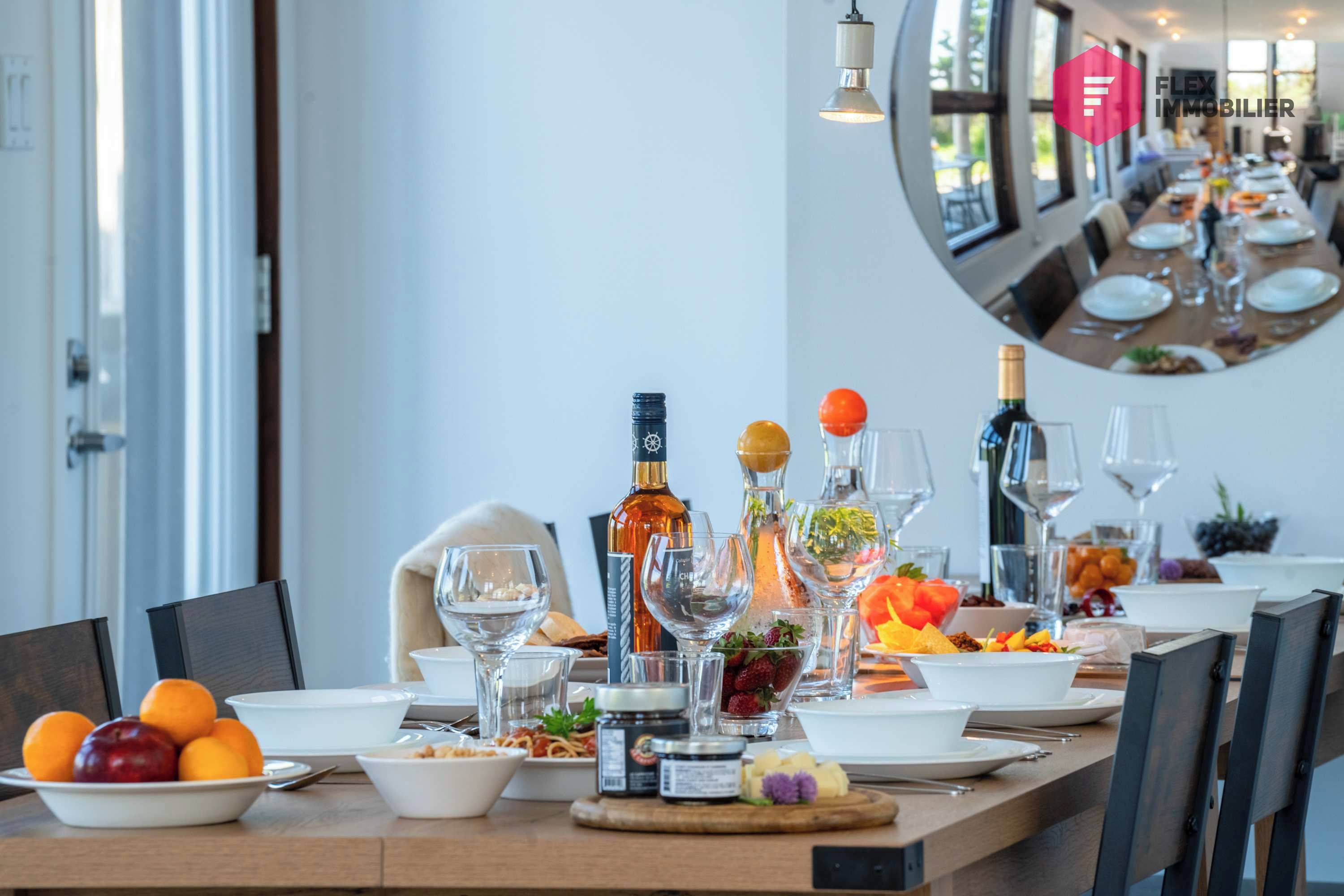 Ein Esszimmertisch mit verschiedenen Geschirr, Gläsern und Flaschen, der eine Mahlzeit anzeigt.