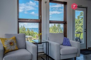 Una televisión, una chimenea, una oficina