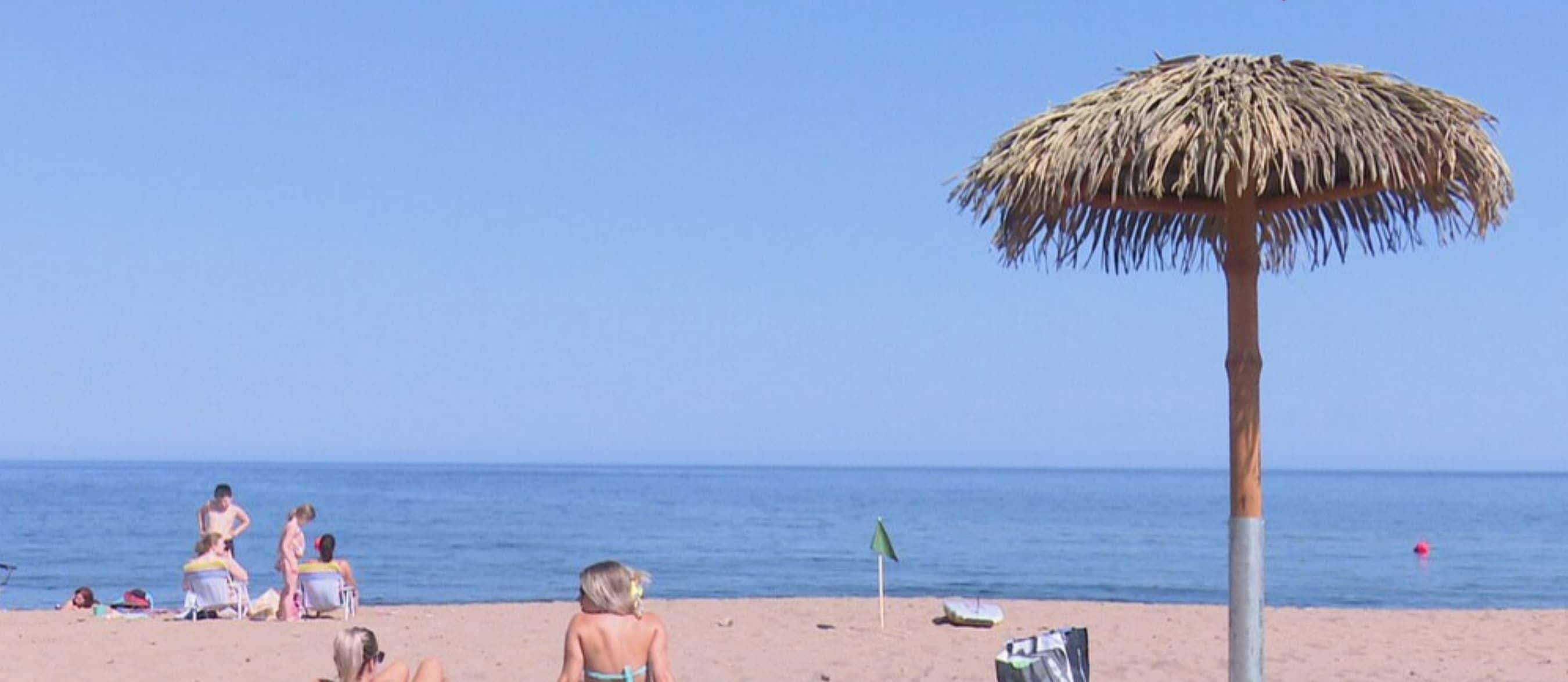 Plage de Pabos à 55 min : Détendez-vous sur une plage paisible le long du golfe du Saint-Laurent