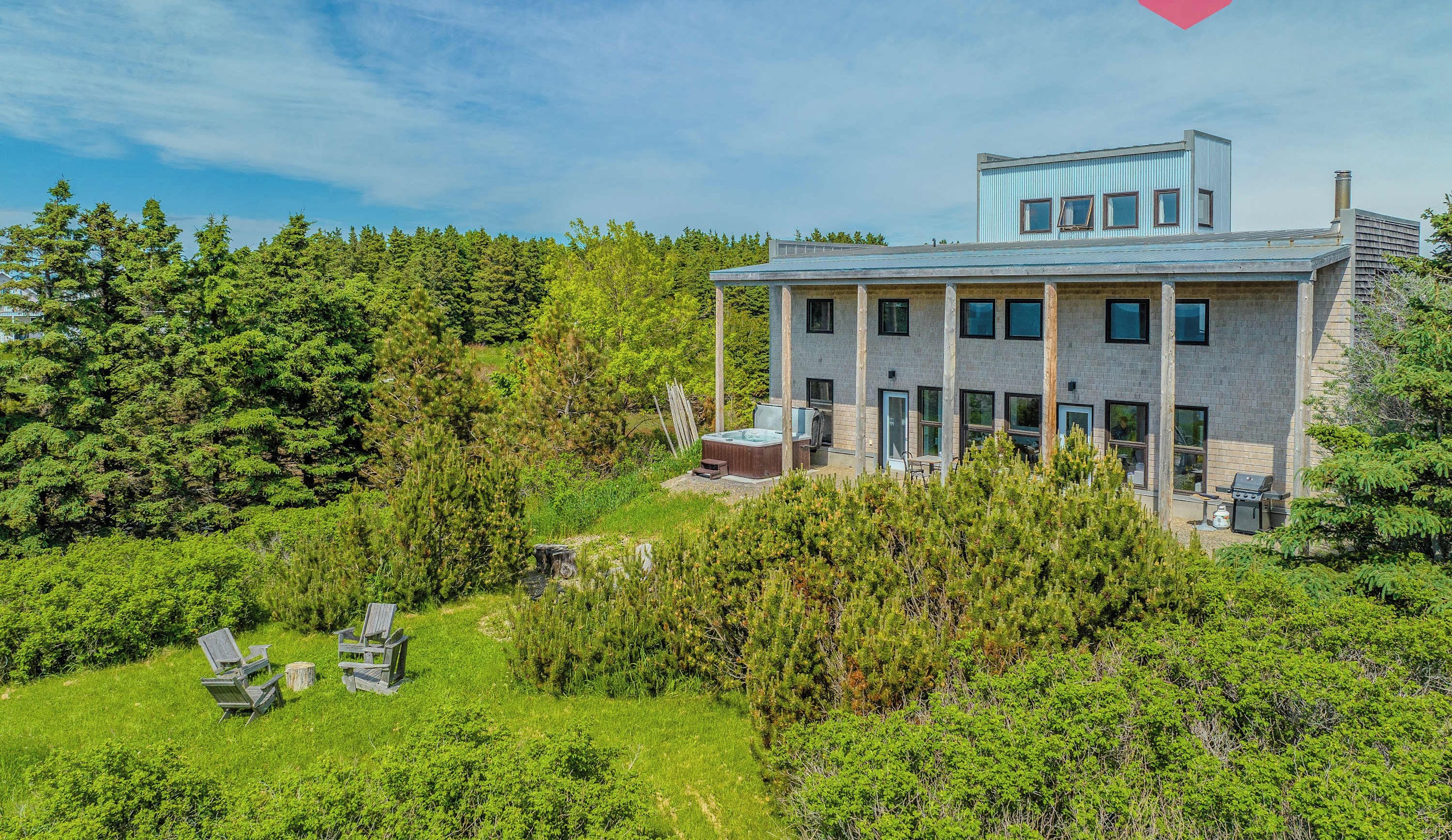 "C'était notre 2e séjour dans cette maison, un vrai petit coin de paradis. Une vue magnifique, un emplacement exceptionnel sur la mer, bref, une magnifique résidence de vacances. On y reviendra!" Mireille (Montréal)