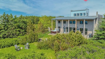 "C'était notre 2e séjour dans cette maison, un vrai petit coin de paradis. Une vue magnifique, un emplacement exceptionnel sur la mer, bref, une magnifique résidence de vacances. On y reviendra!" Mireille (Montréal)