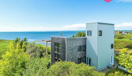 The Shipwreck House - Villa on Chaleur Bay Seaside