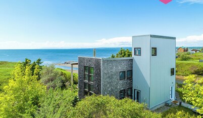 The Shipwreck House - Villa on Chaleur Bay Seaside