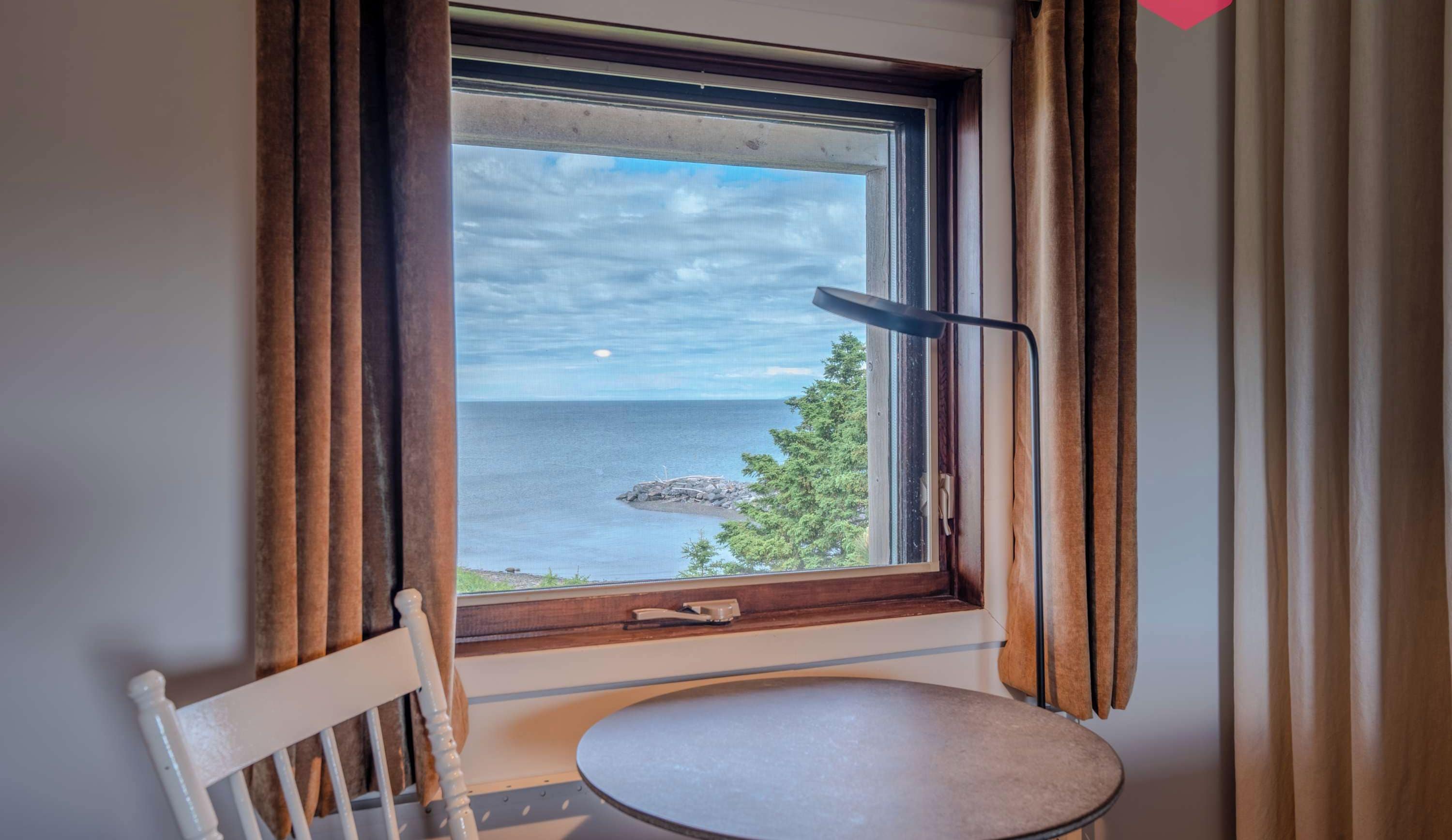 "Une propriété exceptionnelle! Des couchers de soleil à couper le souffle, une maison magnifique et confortable, un accès à la mer...le tout dans un village chaleureux avec une tonne de belles activités à faire!" Mireille (Montréal)