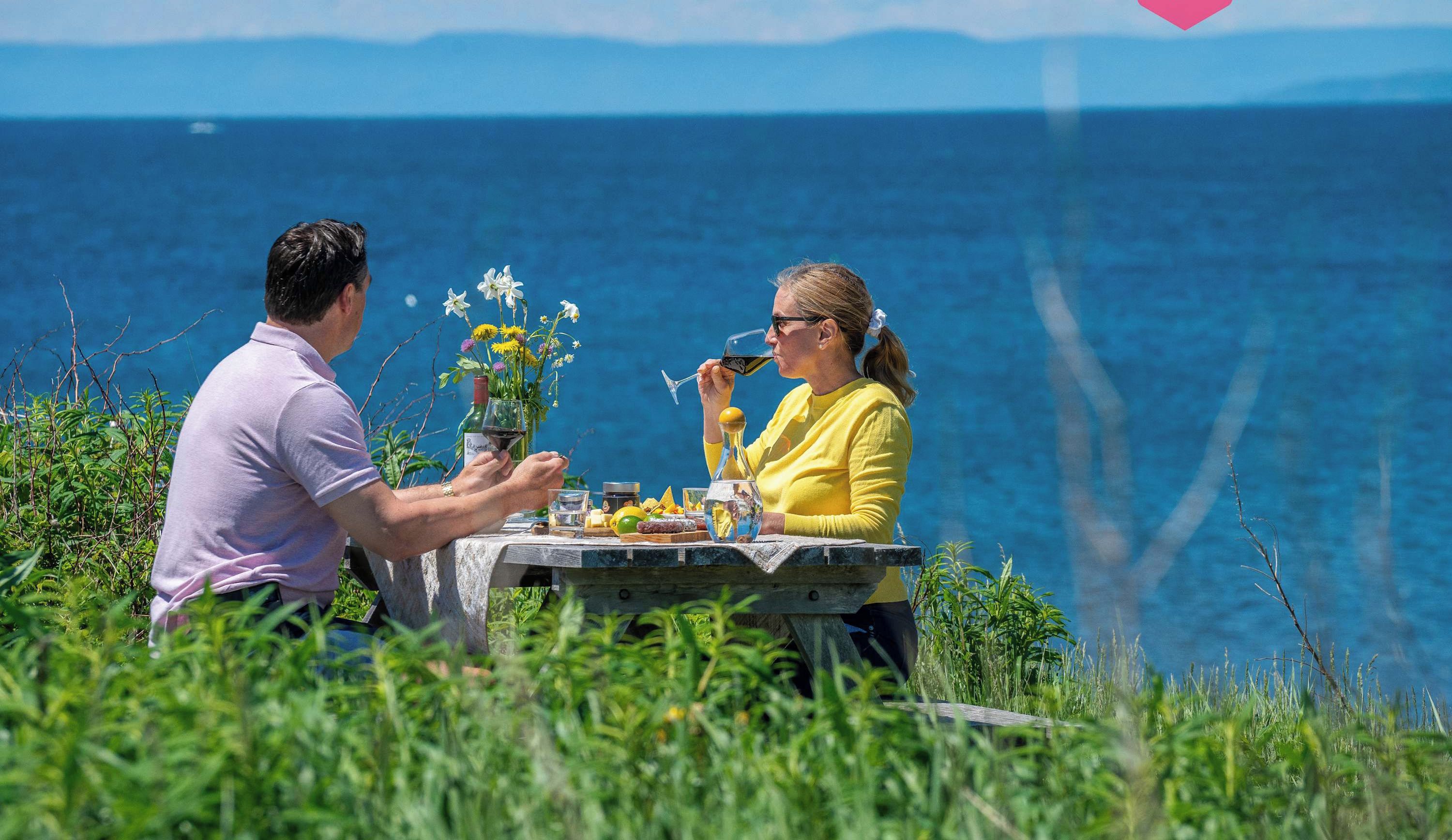 Table de pique-nique aménagée tout près de la mer ⛵ Ça pourrait être vous ! Repas et vin non inclus 🍷