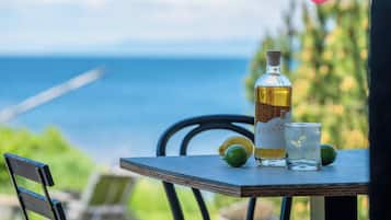 Et pourquoi pas un primé gin RÉCIF de la distillerie des Marigots située à seulement 12 min du chalet ! Vous pourrez aussi en trouver à la SAQ de Bonaventure :) Médaillé d'or par le WORLD GIN AWARDS !