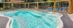 Utomhuspool och uppvärmd pool