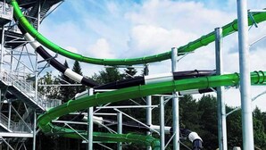 Una estructura de toboganes acuáticos con múltiples carriles y armazón metálico.