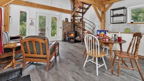 Ein gemütliches Interieur mit Kamin, Holzmöbeln und einer Küchenzeile.