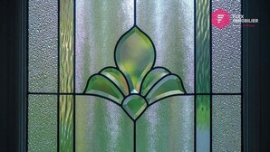 Een glas-in-loodraam met een symmetrisch ontwerp.