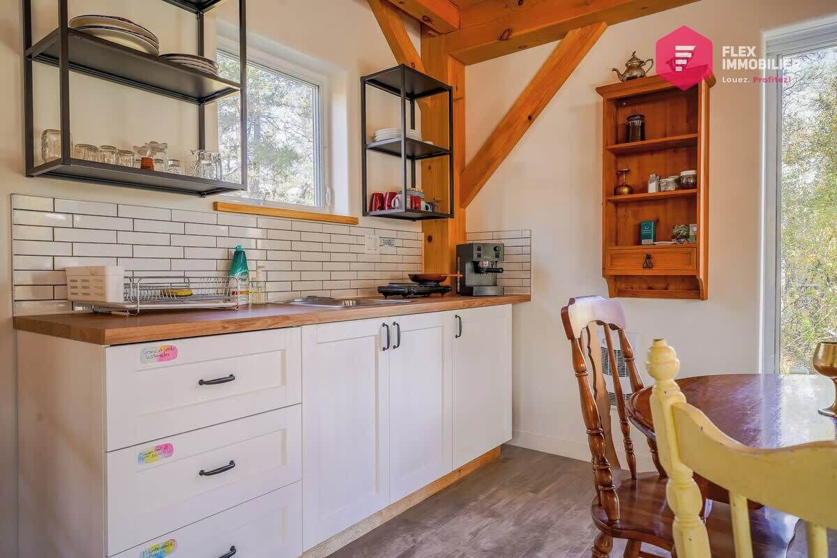 Kaffetrakter/tekoker, kjøkkenutstyr og spisebord