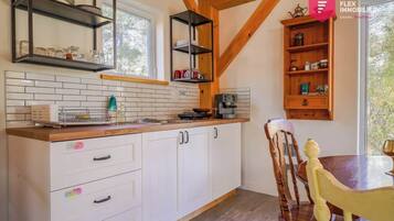 Kaffetrakter/tekoker, kjøkkenutstyr og spisebord