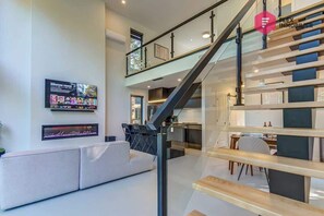 Una televisión, una chimenea