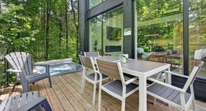 Outdoor dining - The LoftWood in Portneuf - Private SPA Pool Trails (Pont-Rouge)