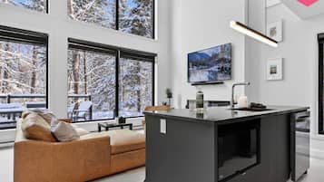 "Our stay was absolutely wonderful! This is a place where you can truly breathe in peace. If you're looking for a cozy and serene getaway, I wholeheartedly recommend this Airbnb. I can't wait to return!" Tiago (3 ans sur Airbnb)