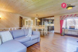 Smart-TV, Kamin, Tischfußball, Arbeitsbereiche