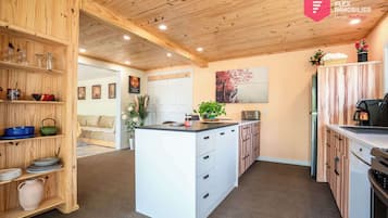 Wasserkocher mit Kaffee-/Teezubehör, Kühlschrank, Mikrowelle, Ofen
