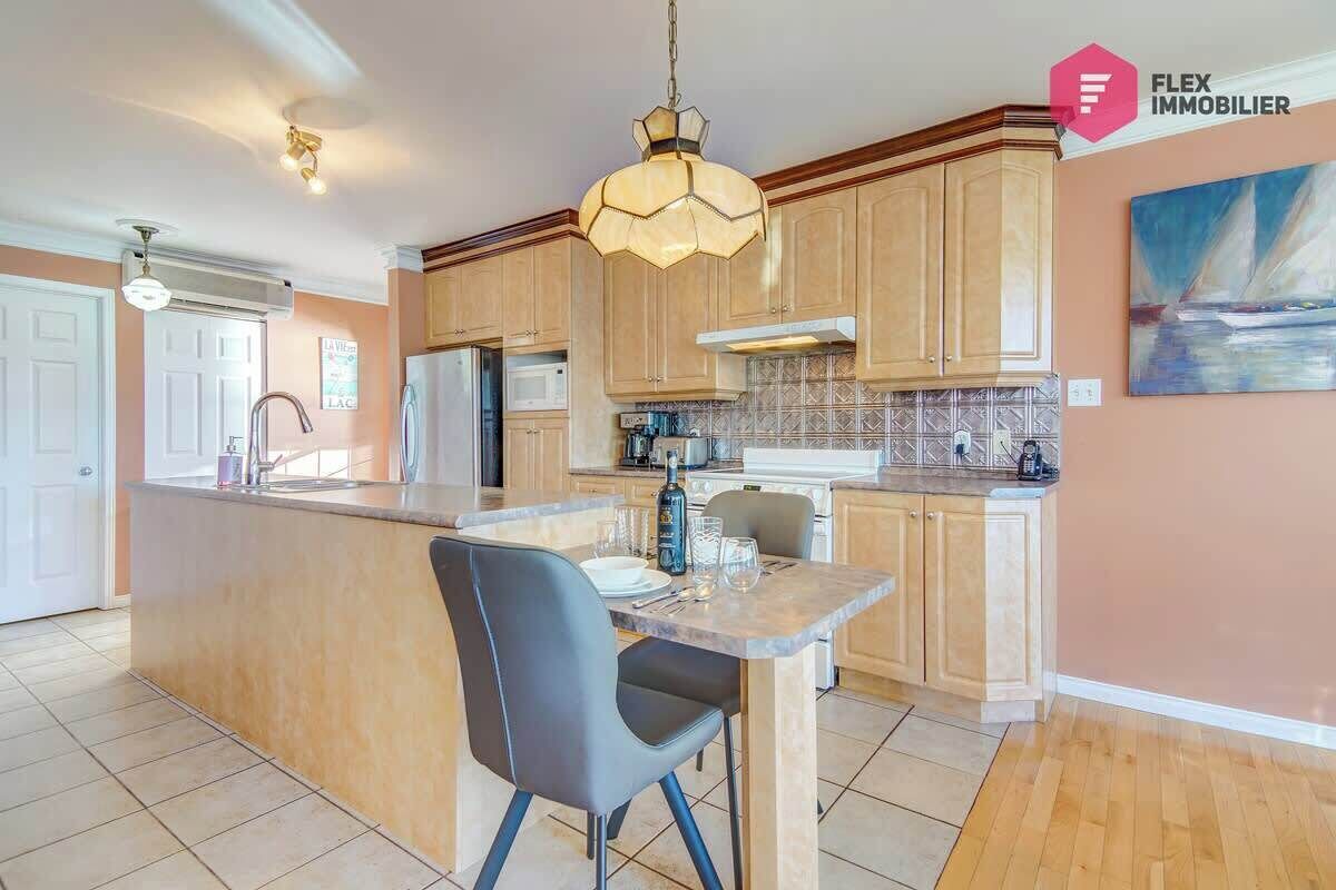 Een koelkast, een microgolfoven, een kookplaat, een vaatwasser