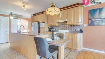 Een koelkast, een microgolfoven, een kookplaat, een vaatwasser