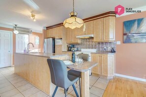 Frigorifero, microonde, piano cottura, lavastoviglie