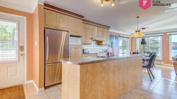 Frigorífico, microondas, placa de cocina y lavavajillas