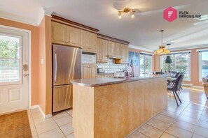 Fridge, microwave, stovetop, dishwasher - Aux Berges du Pont Suspendu - Grand Lac Brompton (Saint-Denis-de-Brompton)