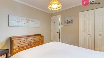 3 slaapkamers, een strijkplank/strijkijzer, wifi, beddengoed