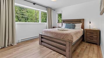 4 bedrooms, iron/ironing board, free WiFi, bed sheets