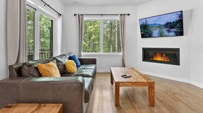 Smart-tv, eldstad, bordsfotboll och kontor