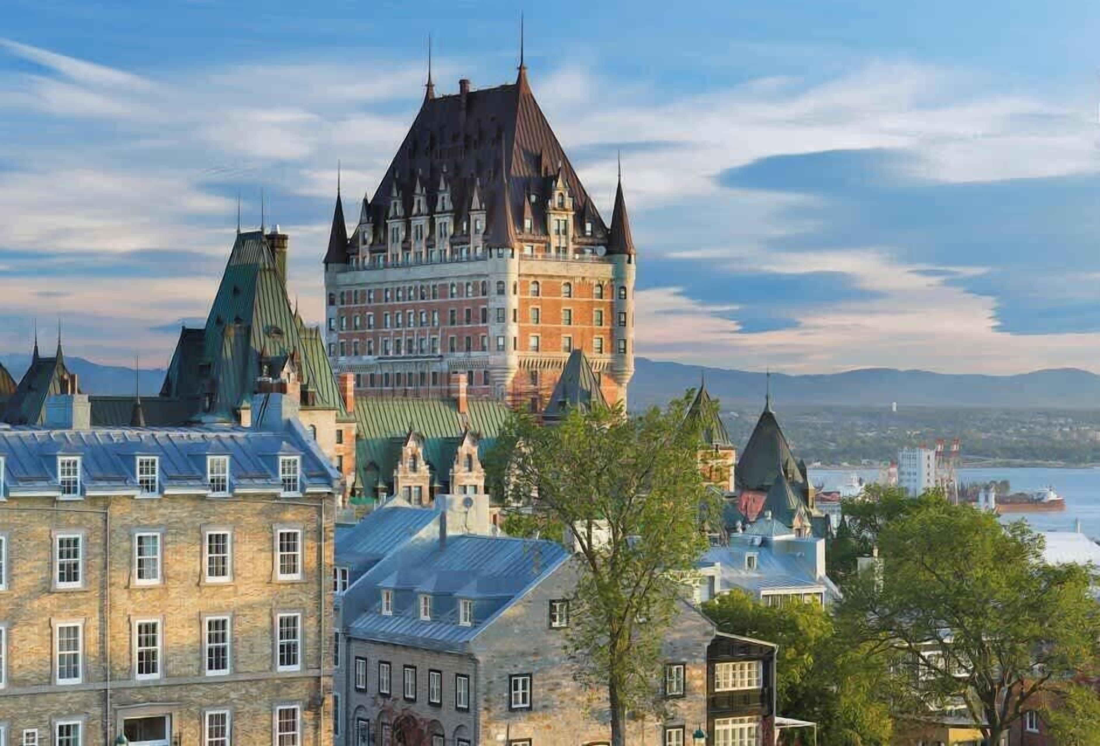 Un bâtiment historique doté de plusieurs tours et offrant une vue sur le front de mer.
