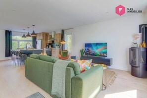 Una televisión, una chimenea, una oficina