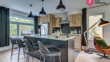 Frigorifero, microonde, piano cottura, lavastoviglie