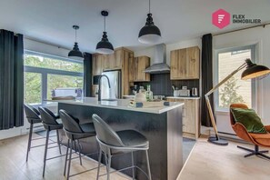 Frigorífico, microondas, placa de cocina y lavavajillas