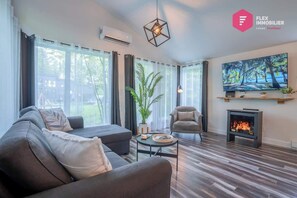 TV, fireplace - The Palm Tree of Portneuf - Private SPA Pool Trail (Pont-Rouge)