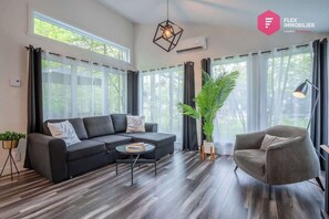 Televisión y chimenea 