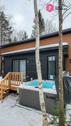 Tina de hidromasaje al aire libre