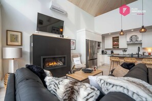 Smart TV, chimenea y oficina