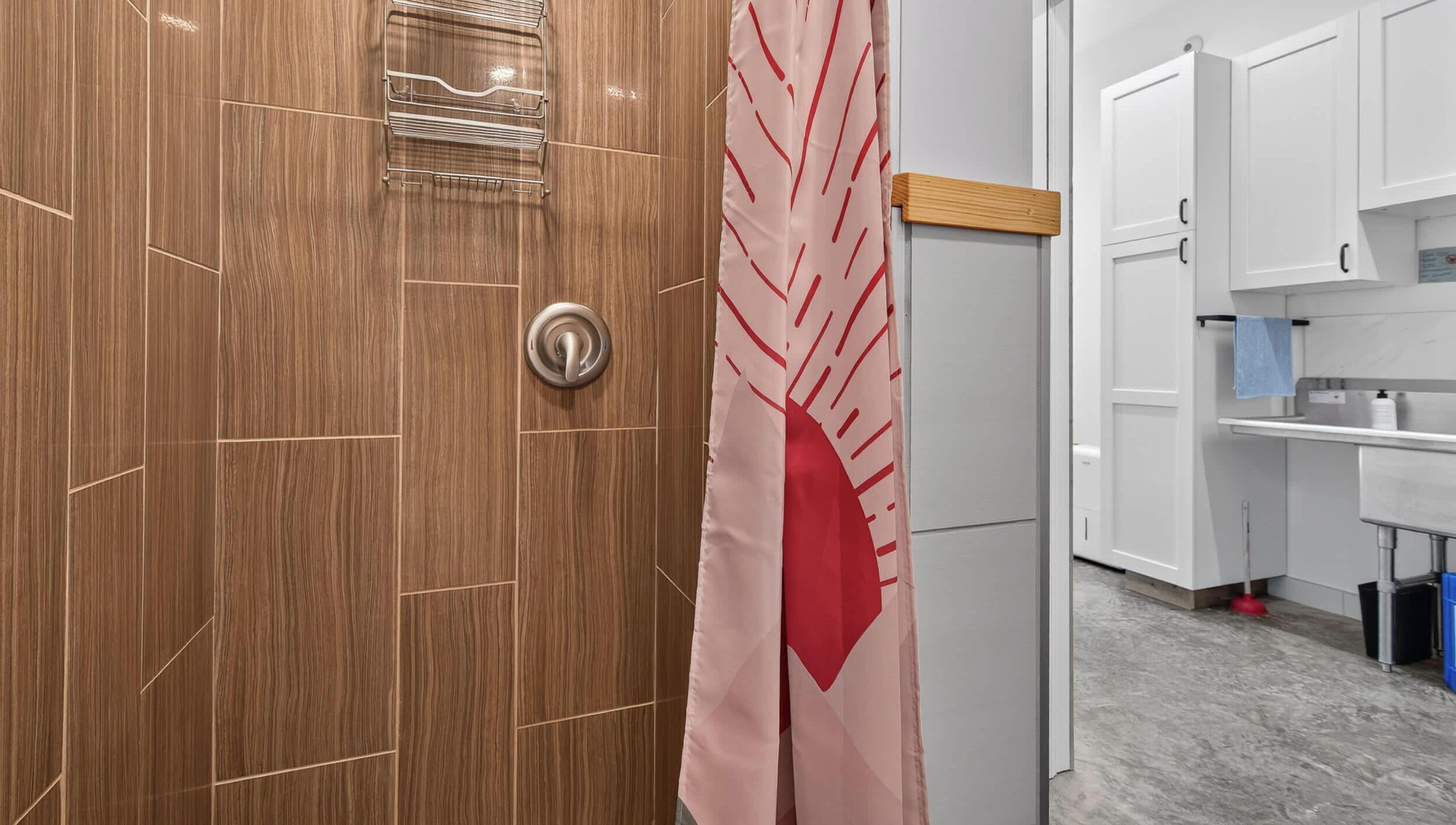Een moderne keuken met witte kastjes, een houten deur en een handdoek aan de deurklink.