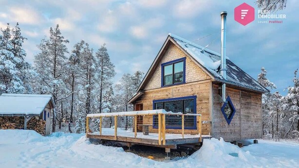 A wooden cabin with a balcony, surrounded by snow-covered trees. - The Pilgrim - Rustic Ecoresponsible In the wild (Notre-Dame-des-Bois)