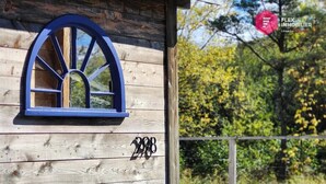 A wooden house with a blue arched window and the number 2488 on the side. - The Pilgrim - Rustic Ecoresponsible In the wild (Notre-Dame-des-Bois)